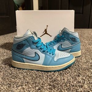 Women’s Air Jordan 1 mid SE